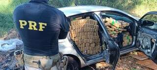 Motorista que fugiu a p&eacute; de persegui&ccedil;&atilde;o carregava quase 1 tonelada de maconha