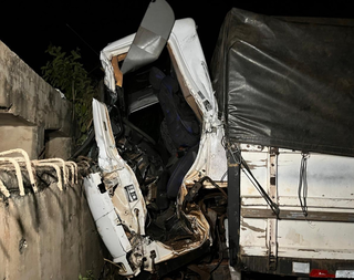 Caminhoneiro perde controle, bate em ponte e morre na BR-163
