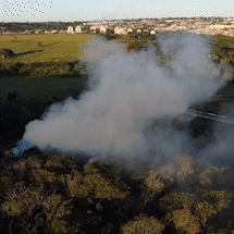 Fuma&ccedil;a de queimadas encobre bairros de Campo Grande e deixa c&eacute;u cinza