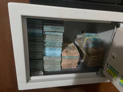 Cofre &quot;recheado&quot; de dinheiro &eacute; encontrado em apartamento vazio 
