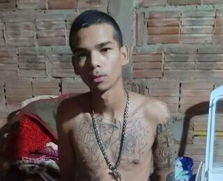Casal encontra corpo de rapaz enterrado de cabe&ccedil;a para baixo em mata