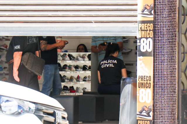 Reincidentes: pol&iacute;cia volta em lojas suspeitas de vender cal&ccedil;ados falsificados