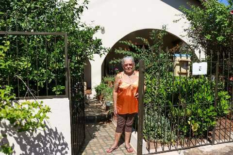 Aos 83 anos, Ad&eacute;lia transforma casa em santu&aacute;rio verde que une a fam&iacute;lia