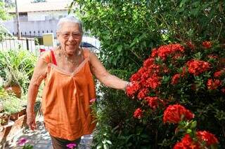 Aos 83 anos, Adélia transforma casa em santuário verde que une a família Aos 83 anos, Adélia transforma casa em santuário verde que une a família