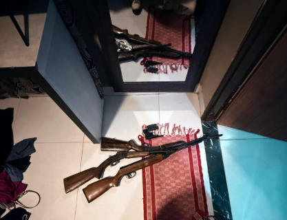 Suspeito de agredir mulher mantinha crian&ccedil;as trancadas e arsenal em casa