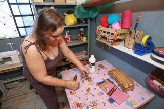 Enquanto tudo &eacute; digital, Gislaine cria e enfeita m&oacute;veis para casa de boneca 