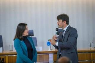 Prefeitos de MS cobram ministra por repasse de restos a pagar da União Prefeitos de MS cobram ministra por repasse de restos a pagar da União