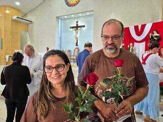 Entre l&aacute;grimas e rosas vermelhas, fi&eacute;is celebram Santa Rita de C&aacute;ssia na Capital
