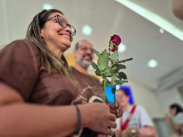 Entre l&aacute;grimas e rosas vermelhas, fi&eacute;is celebram Santa Rita de C&aacute;ssia na Capital