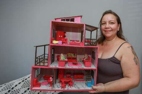 Enquanto tudo &eacute; digital, Gislaine cria e enfeita m&oacute;veis para casa de boneca 