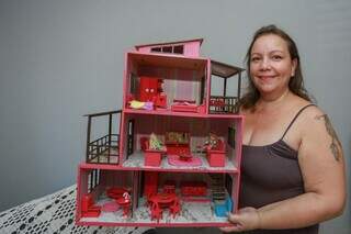 Enquanto tudo é digital, Gislaine cria e enfeita móveis para casa de boneca Enquanto tudo é digital, Gislaine cria e enfeita móveis para casa de boneca
