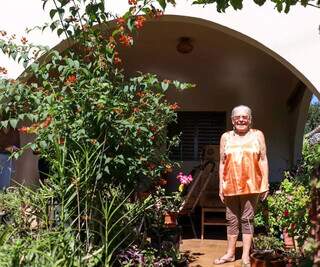 Aos 83 anos, Ad&eacute;lia transforma casa em santu&aacute;rio verde que une a fam&iacute;lia