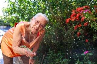 Aos 83 anos, Ad&eacute;lia transforma casa em santu&aacute;rio verde que une a fam&iacute;lia