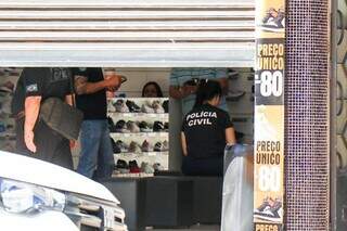 Reincidentes: pol&iacute;cia volta em lojas suspeitas de vender cal&ccedil;ados falsificados