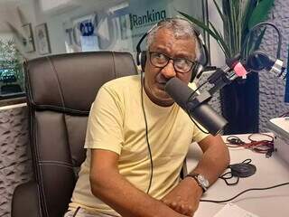 &quot;Minha motiva&ccedil;&atilde;o &eacute; o r&aacute;dio&quot;, Arthur M&aacute;rio relembra cinco d&eacute;cadas de carreira 