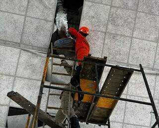 Trabalhador cai de 4 metros e homem fica pendurado em obra de igreja Trabalhador cai de 4 metros e homem fica pendurado em obra de igreja