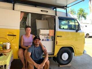 Para escapar da rotina, casal fez da kombi Madalena um quintal m&oacute;vel
