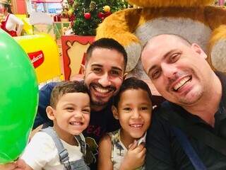 Francisco e Rafael venceram o medo e constru&iacute;ram fam&iacute;lia cheia de amor 