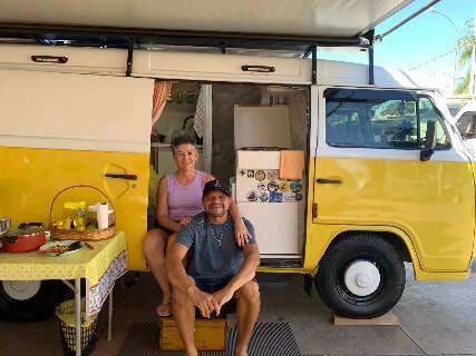 Para escapar da rotina, casal fez da kombi Madalena um quintal m&oacute;vel