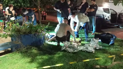 Mulher mata homem com facada no peito durante discuss&atilde;o em pra&ccedil;a