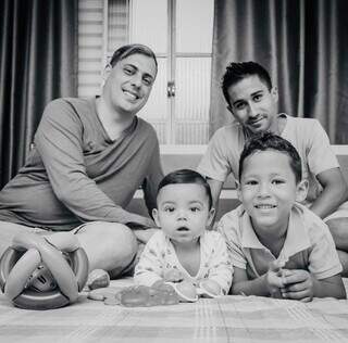 Francisco e Rafael venceram o medo e construíram família cheia de amor Francisco e Rafael venceram o medo e construíram família cheia de amor
