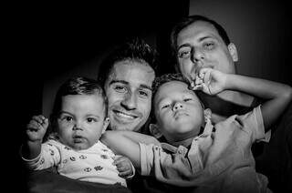 Francisco e Rafael venceram o medo e constru&iacute;ram fam&iacute;lia cheia de amor 