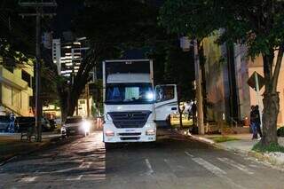 Caminh&atilde;o rompe cabos e paralisa tr&acirc;nsito no Jardim dos Estados