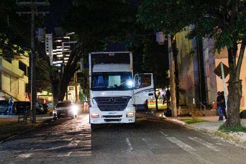 Caminh&atilde;o rompe cabos e paralisa tr&acirc;nsito no Jardim dos Estados