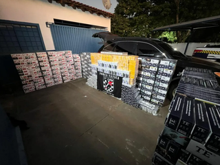 Carro falha em fuga e &eacute; abandonado com R$ 500 mil em contrabando