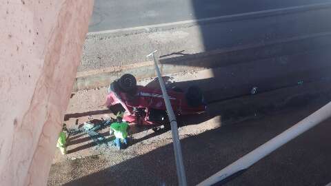 Motorista circula na contram&atilde;o e cai com Fiat Uno em v&atilde;o de viaduto
