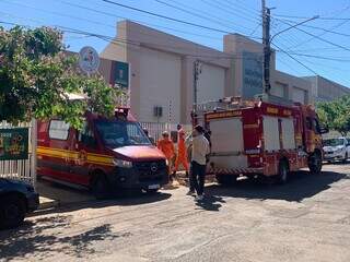 Trabalhador cai de 4 metros e homem fica pendurado em obra de igreja Trabalhador cai de 4 metros e homem fica pendurado em obra de igreja
