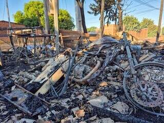Catador perde tudo em incêndio criminoso e pede ajuda para recomeçar Catador perde tudo em incêndio criminoso e pede ajuda para recomeçar