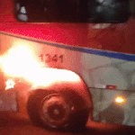 &Ocirc;nibus sem passageiros pega fogo na Avenida Gury Marques