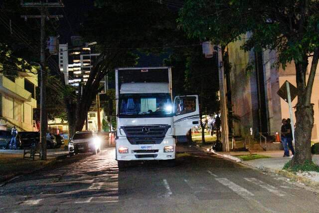 Caminh&atilde;o rompe cabos e paralisa tr&acirc;nsito no Jardim dos Estados
