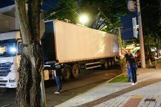 Caminh&atilde;o rompe cabos e paralisa tr&acirc;nsito no Jardim dos Estados
