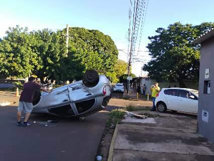 Motorista &eacute; socorrido ap&oacute;s colis&atilde;o com capotamento no Coophamat