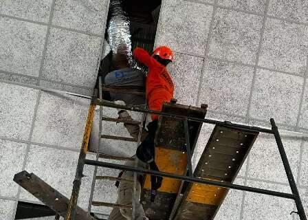 Trabalhador cai de 4 metros e homem fica pendurado em obra de igreja