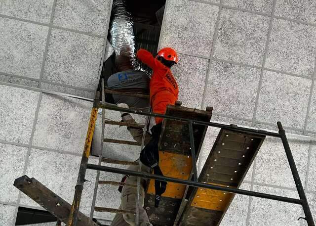 Trabalhadores caem de 4 metros e um fica pendurado em obra de igreja