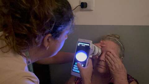 Secretaria compra aparelhos de encaixar no celular para examinar olhos em MS
