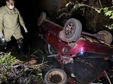 Homem morre ap&oacute;s carro cair de ponte em c&oacute;rrego