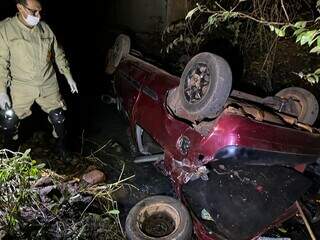 Homem morre após carro cair de ponte em córrego Homem morre após carro cair de ponte em córrego