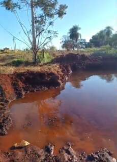 Morador do Portal Caiob&aacute; encontra &quot;lago&quot; formado por cano estourado