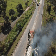 Inc&ecirc;ndio em carreta bloqueia BR-163 na sa&iacute;da de Campo Grande para Cuiab&aacute;