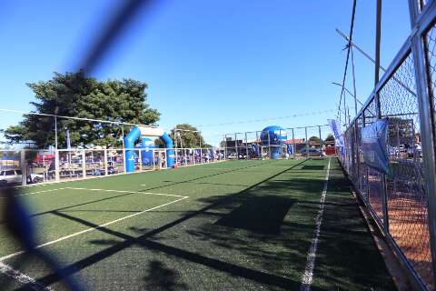 Pais comemoram revitaliza&ccedil;&atilde;o de pra&ccedil;a no Itamarac&aacute;, antes tomada pelo mato