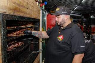 Gordinho largou feira para ter restaurante e fazer a pr&oacute;pria pinga