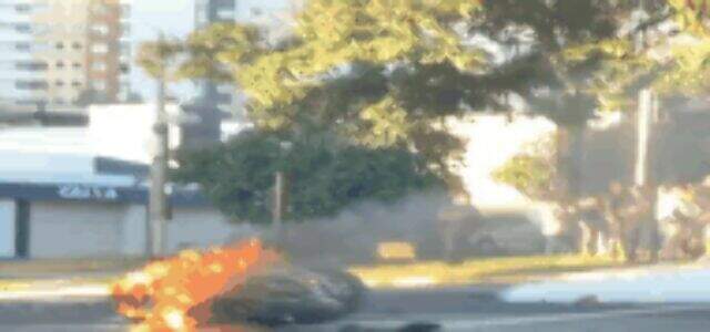 "Casal de moto bate em carro, é arrastado e fogo atinge outros dois veículos "