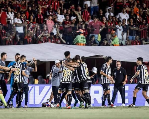 Santos vence o Vit&oacute;ria e conquista o primeiro triunfo com Cl&eacute;ber Xavier 