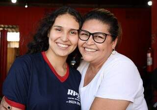 Isabela colocou m&atilde;o na graxa com a m&atilde;e para manter a oficina do pai