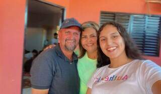 Isabela colocou m&atilde;o na graxa com a m&atilde;e para manter a oficina do pai