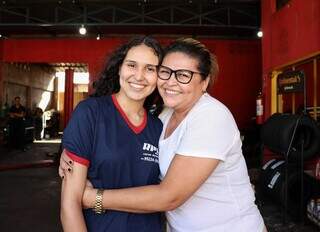 Isabela colocou m&atilde;o na graxa com a m&atilde;e para manter a oficina do pai